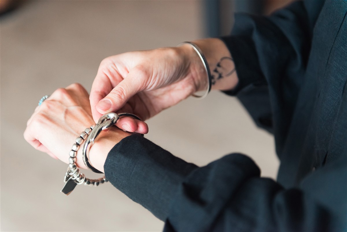 l’accessoire clé des créateurs : le mécanisme de l’accroche bracelet