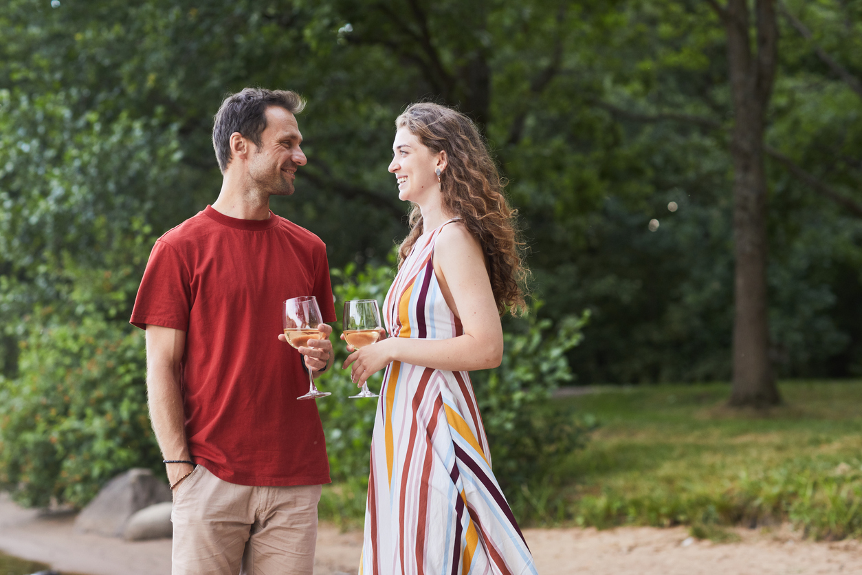 Comment composer un look romantique et naturel pour un rendez-vous en plein air ?
